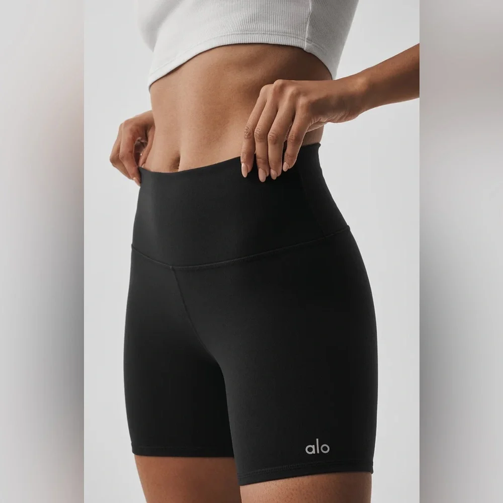 ALO YOGA | ✨NEW✨ Airbrush High-Waist Biker Short in Black